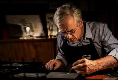 亨利慕时手表表蒙有划痕如何处理（手表表蒙划痕维修方法总汇）